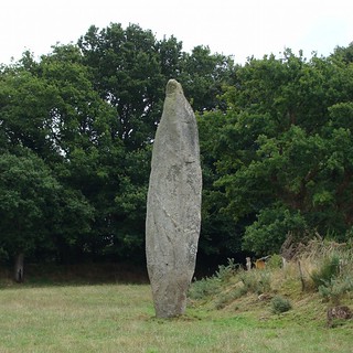 File:Menhir de la Roche Longue.jpg