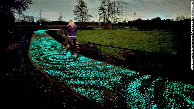 Illuminated cycle path by Daan Roosegaarde