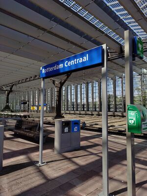 Panneau de la gare Rotterdam Centraal, à la sortie du train