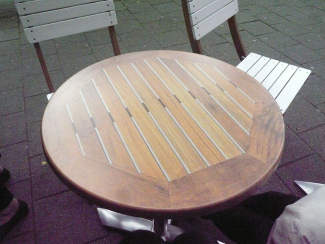 skeumorph wooden table